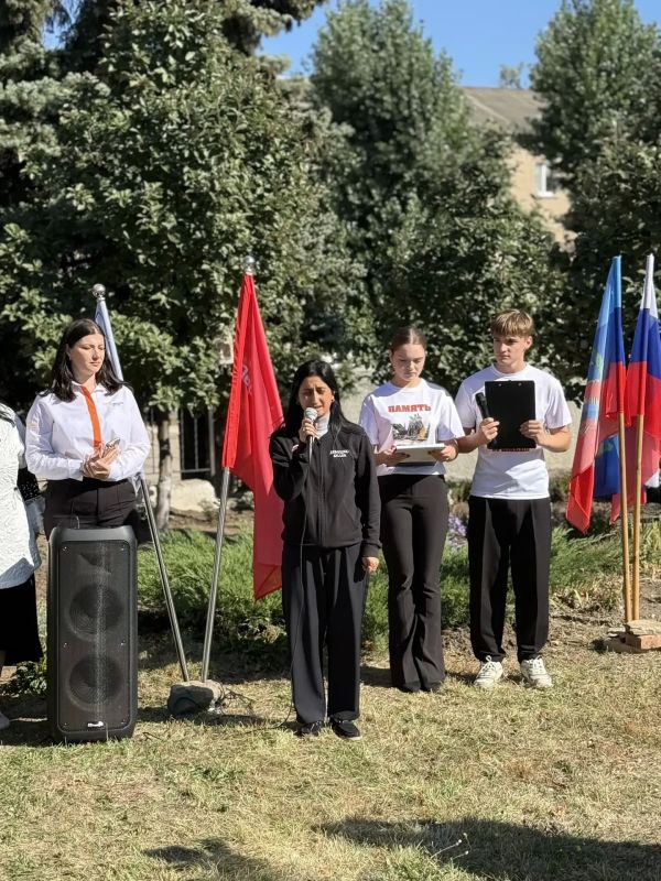 Память сильнее времени. В Ровеньковской школе №5 им. "Молодой Гвардии" состоялось торжественное открытие Аллеи «Память сильнее времени»