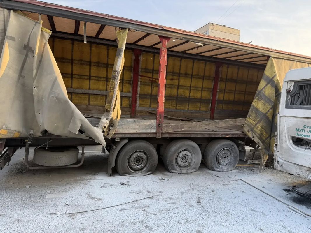 Боевики ВФУ ударили по пассажирскому автобусу и фуре в восточной части Луганска