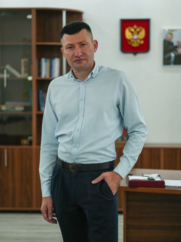 Уважаемые коллеги! . Поздравляю вас с Днем работника дополнительного образования! Есть особая радость – видеть, как у ребенка загораются глаза, когда он находит дело, которое ему по-настоящему интересно. Кто-то впервые...