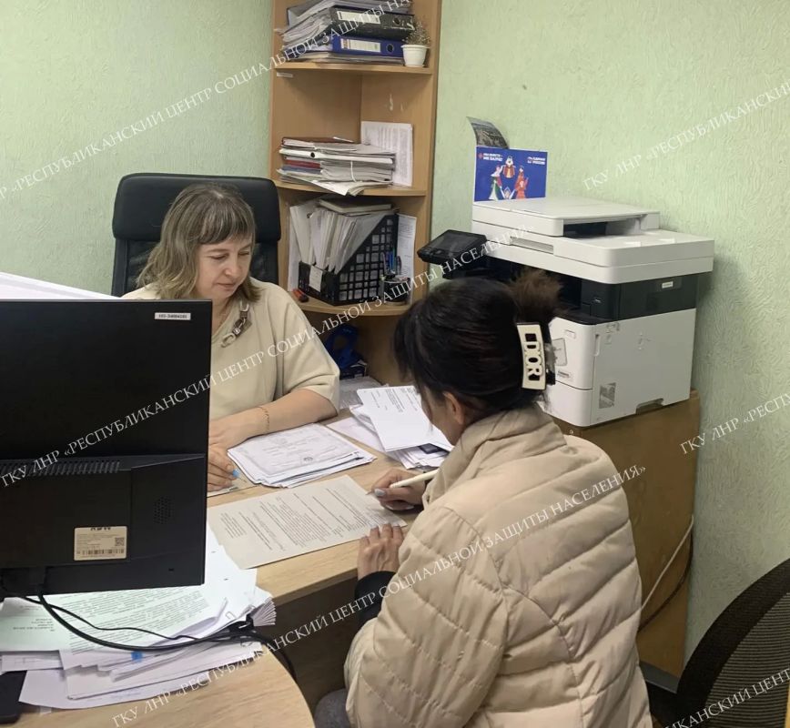 Специалисты ГКУ ЛНР "РЦСЗН" помогают семьям Лутугинского округа, оказавшимся в трудной жизненной ситуации или социально-опасном положении, в установлении статуса многодетной семьи и оформлении мер социальной поддержки