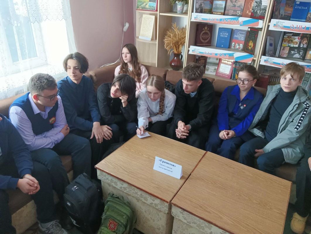 Сотрудники Лутугинской центральной районной библиотеки провели этноквест «Народов дружная семья»