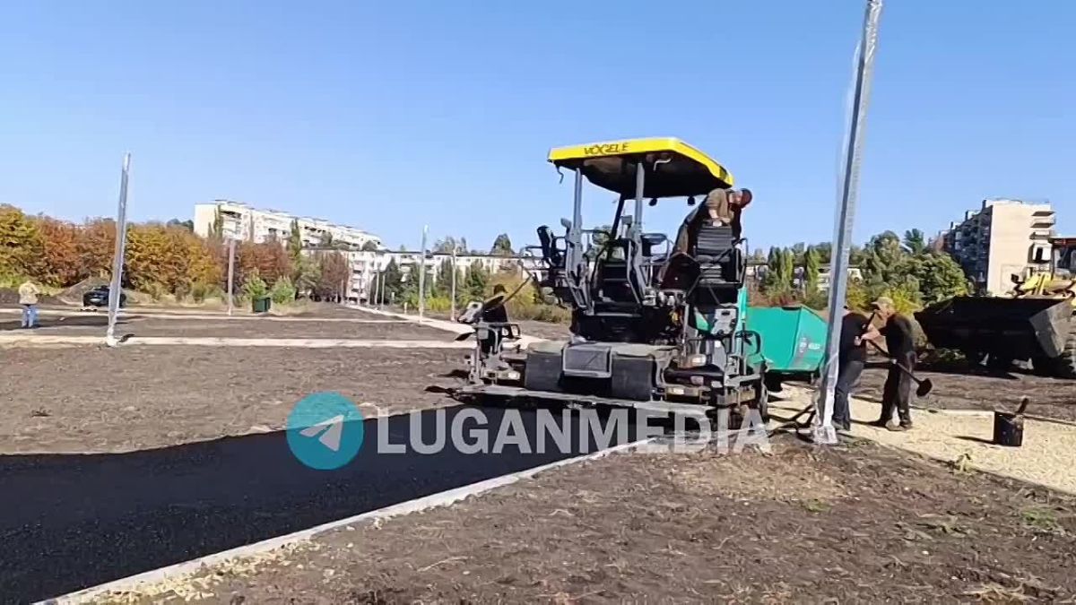 В Красном Луче продолжается благоустройство территории вокруг физкультурно-оздоровительного комплекса открытого типа