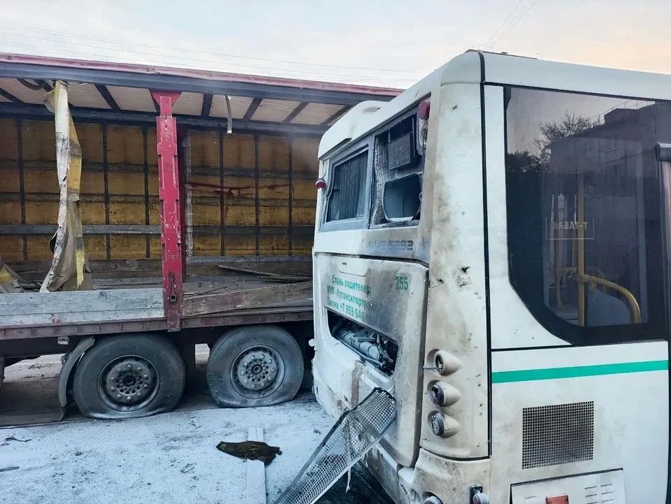 Маме сделали операцию, сын в тяжелом состоянии: Раненых при атаке на автобус в Луганске спасают врачи