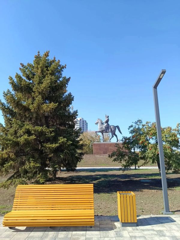 Вместе с представителями депутатского корпуса мы проинспектировали отремонтированный сквер у памятника Клименту Ворошилову