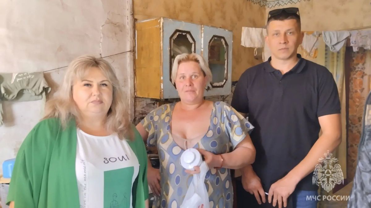 Безопасная зима: в Краснодоне многодетным семьям передали противопожарные датчики