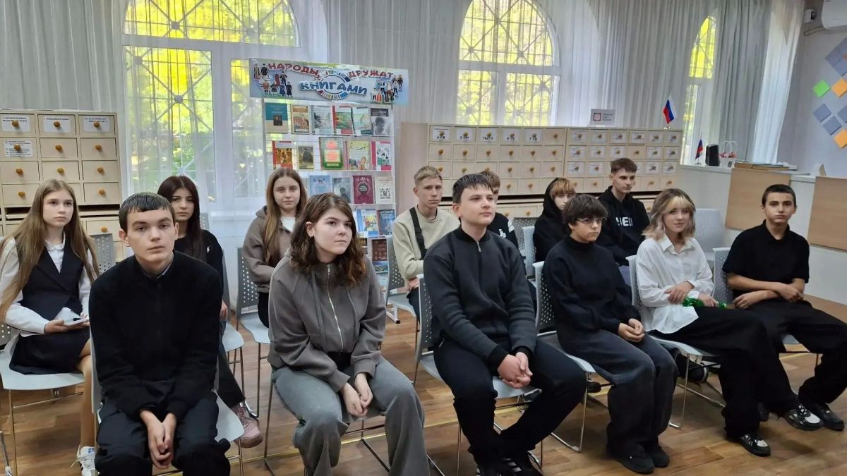 В Краснолучской центральной городской библиотеке им. Н.К. Крупской для восьмиклассников школы №2 прошёл патриотический час «Трудовой подвиг во славу Родины»