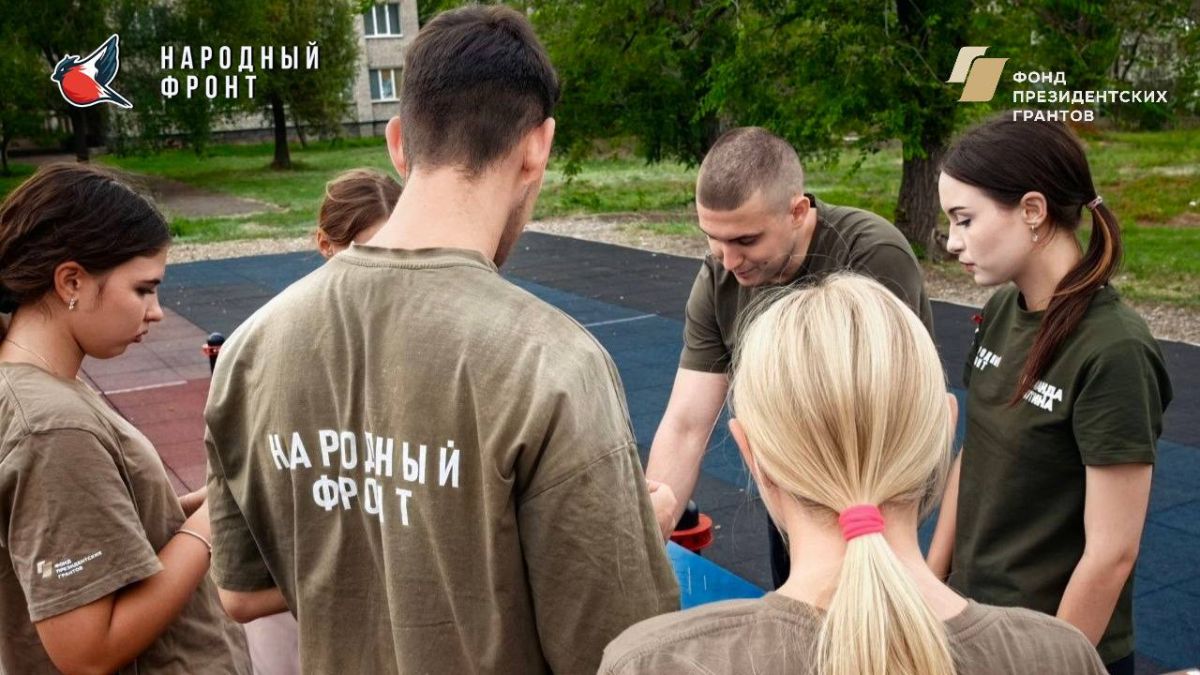 Как проходит ваш день?. Команда Молодёжки Народного фронта провела на свежем воздухе игру в домино