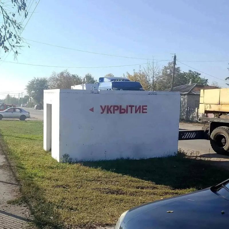 В Старобельске устанавливают бетонные укрытия