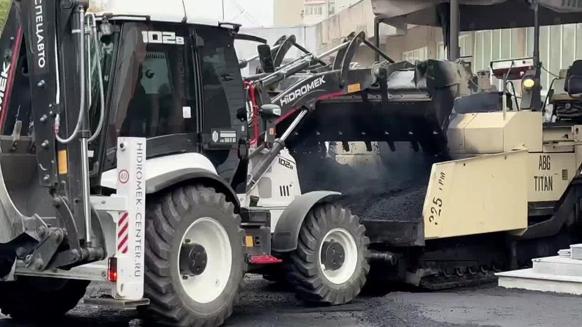 В Краснодоне продолжается благоустройство территории здания ЗАГС