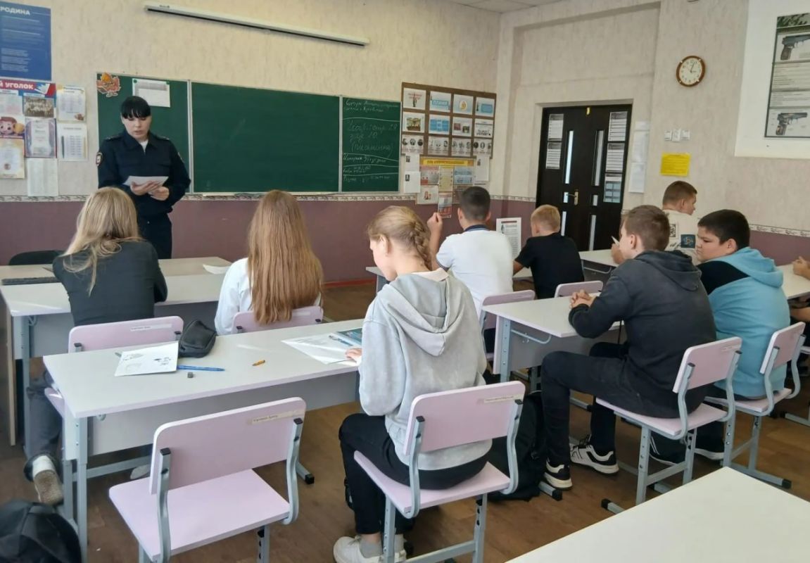 11Новоайдарские стражи порядка провели для полицейского класса занятие на тему профессии сотрудника органов внутренних дел