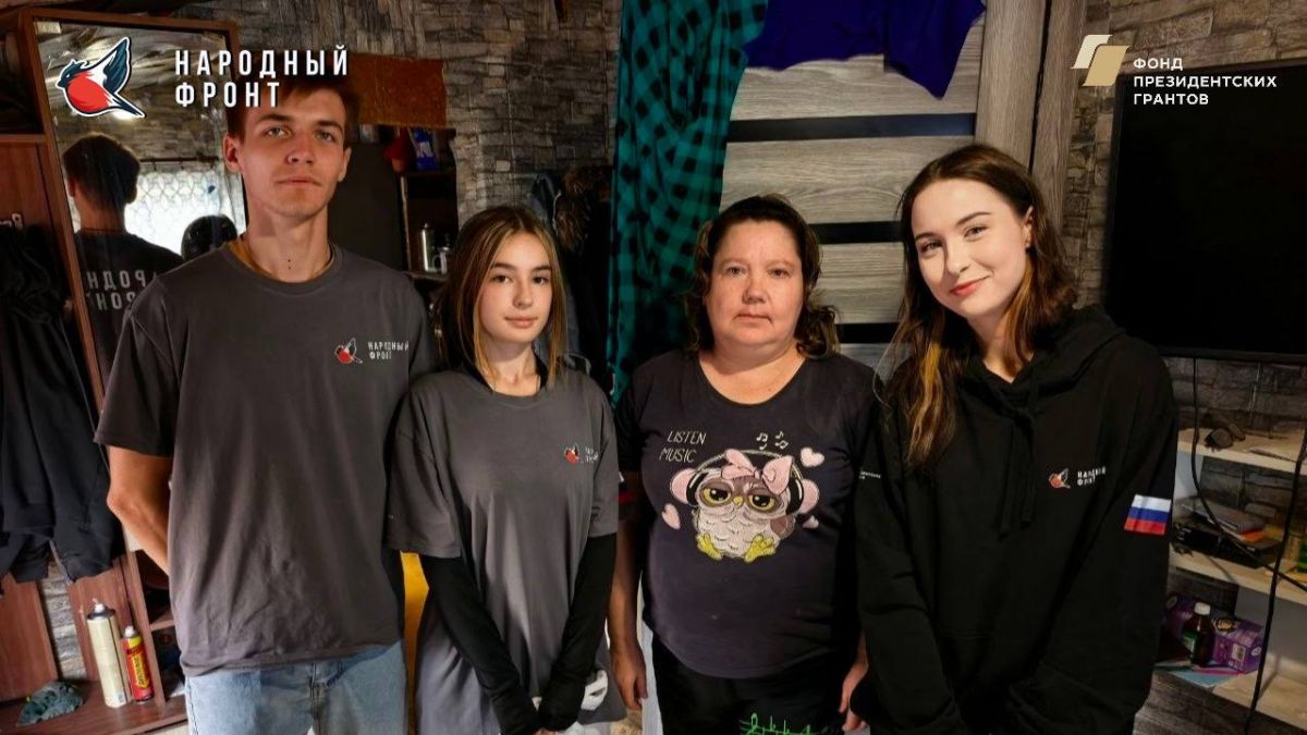 Команда Молодежки Народного Фронта навестила удивительную женщину — маму семерых детей.Доставили необходимую гуманитарию помощь.Воспитывать такое количество ребятишек в одиночку — это ежедневный подвиг, требующий огромных...