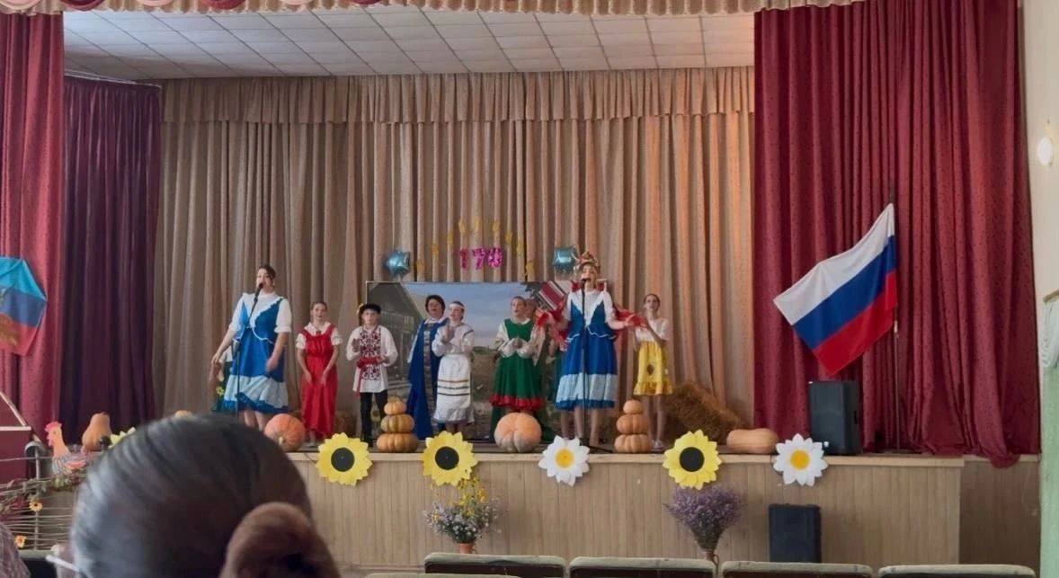 В Благовском Доме культуры прошел концерт, посвящённый дню работника сельского хозяйства «Слава труженикам земли Русской» (совместно с Платоновским, Грибовахским и Ульяновским клубами)