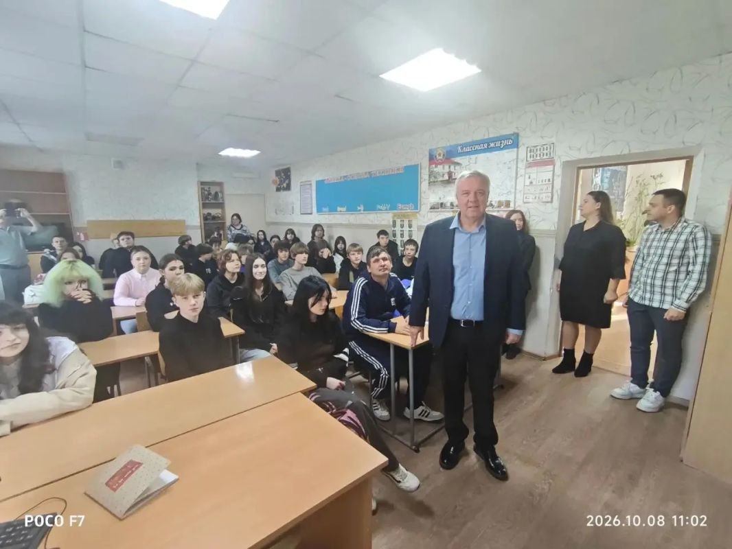 Профилактика зависимостей: Главный внештатный нарколог Минздрава ЛНР провёл профилактическую беседу с учениками Луганской вечерней школы