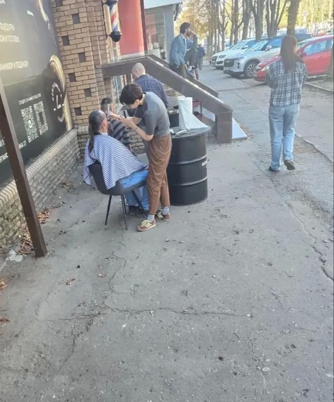 Мастерам из барбершопа в центре Луганска отключение света - не проблема