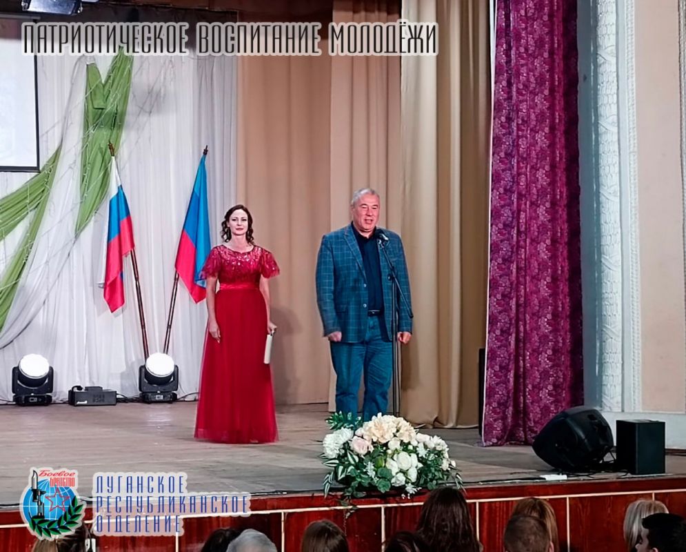 4 октября в преддверии Дня учителя в Алчевском ДК «Строителей» состоялось торжественное мероприятие, посвящённое этому замечательному празднику