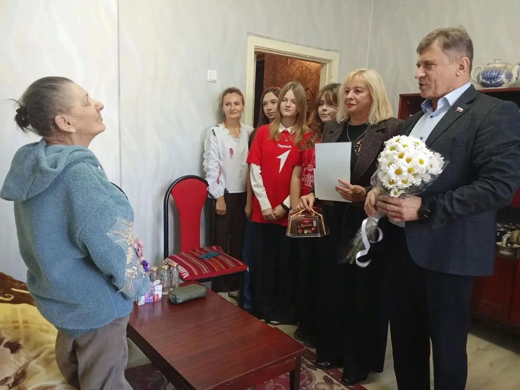 Председатель Совета городского округа город Алчевск Роман Лысенко сердечно поздравил с 86-летием Геенко Светлану Георгиевну, блокадницу Ленинграда