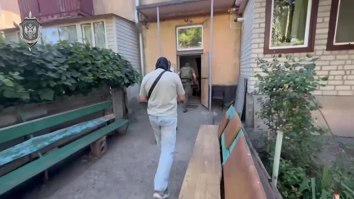 Жительница ЛНР переводила "звёздочки" украинским боевикам — визит ФСБ не заставил себя ждать