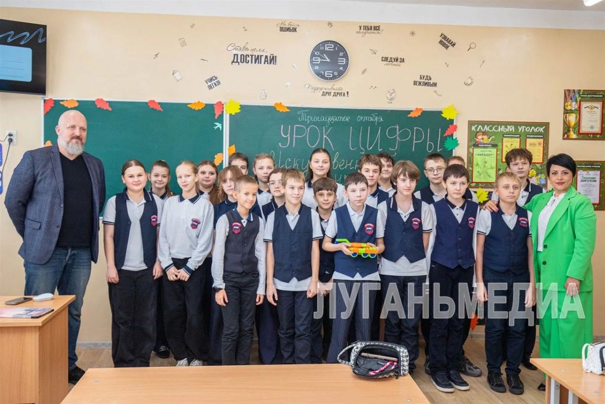 В «Луганском учебно-воспитательном комплексе «Интеллект» прошел «Урок цифры»
