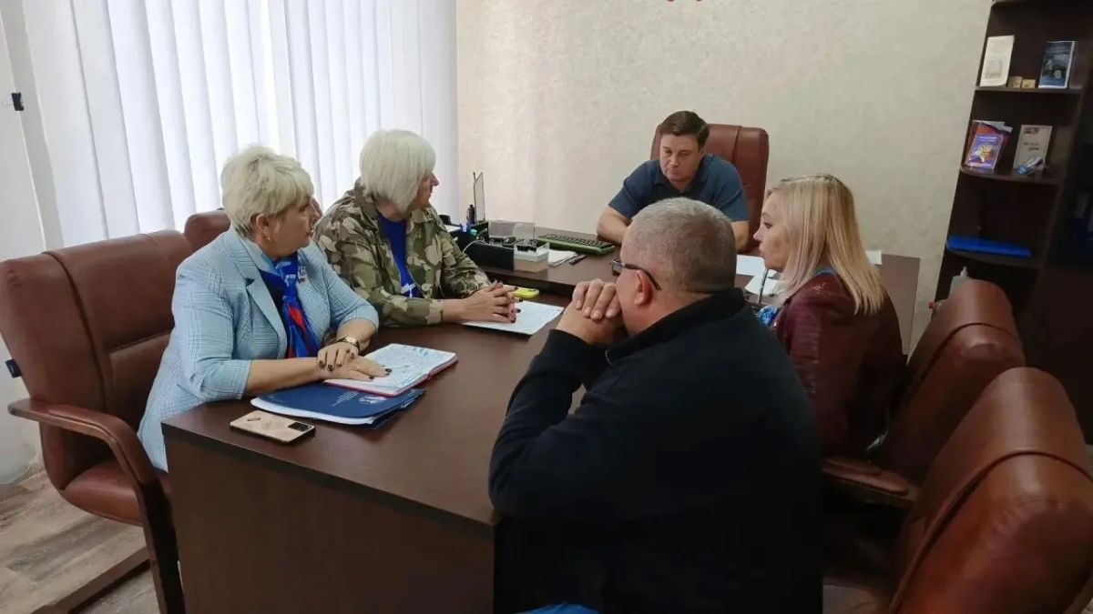 Светлана Гизай: Вместе с Председателем Совета Славяносербского округа, замсекретаря местного отделения Партии «Единая Россия», Председателем местного отделения Союза женщин России Антониной Гречишкиной, муниципальным...