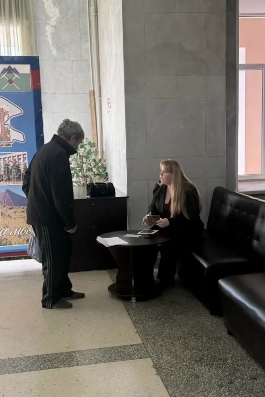 Прием граждан в Брянке. Помощник депутата Совета Брянковского муниципального округа от фракции ЛДПР Романа Анохина Анна Сотникова провела приём граждан