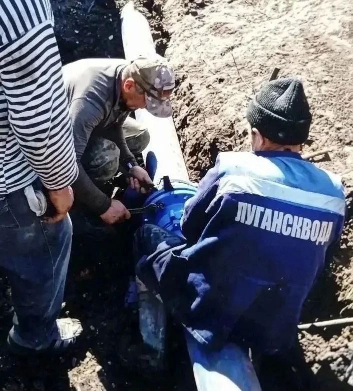 Специалисты Краснодонского департамента заменили аварийный участок напорного коллектора в г. Суходольске