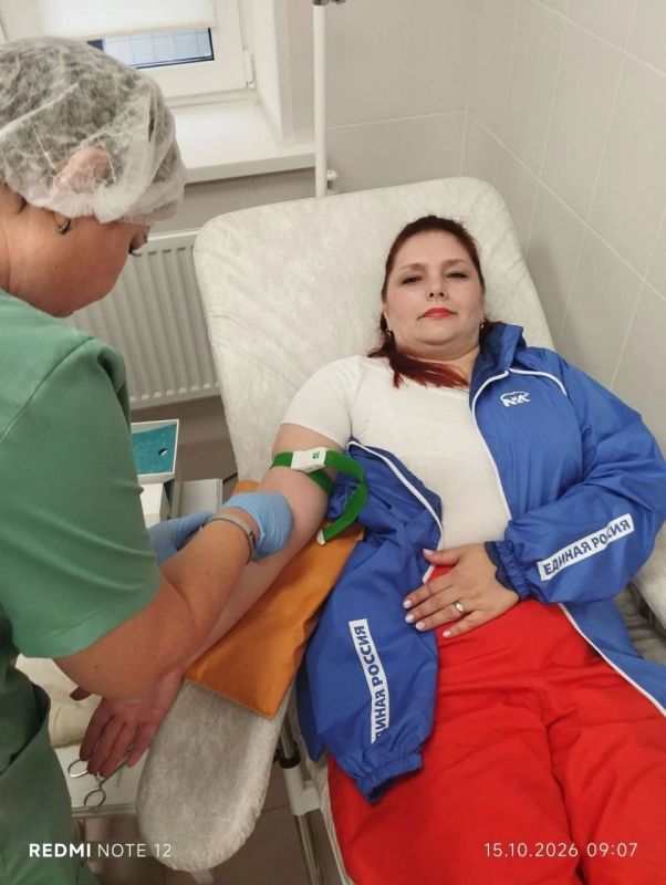 Сегодня 15.10.2026.по инициативе депутата Совета Краснодонского муниципального округа Юрия Алисова была организована акция по сдаче донорской крови в Краснодонской станции переливания крови активистами партии "Единая Россия"