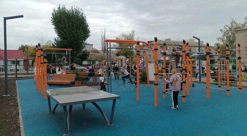 Общественную территорию по улице Чехова открыли в Ровеньках в рамках федерального проекта «Формирование комфортной городской среды»