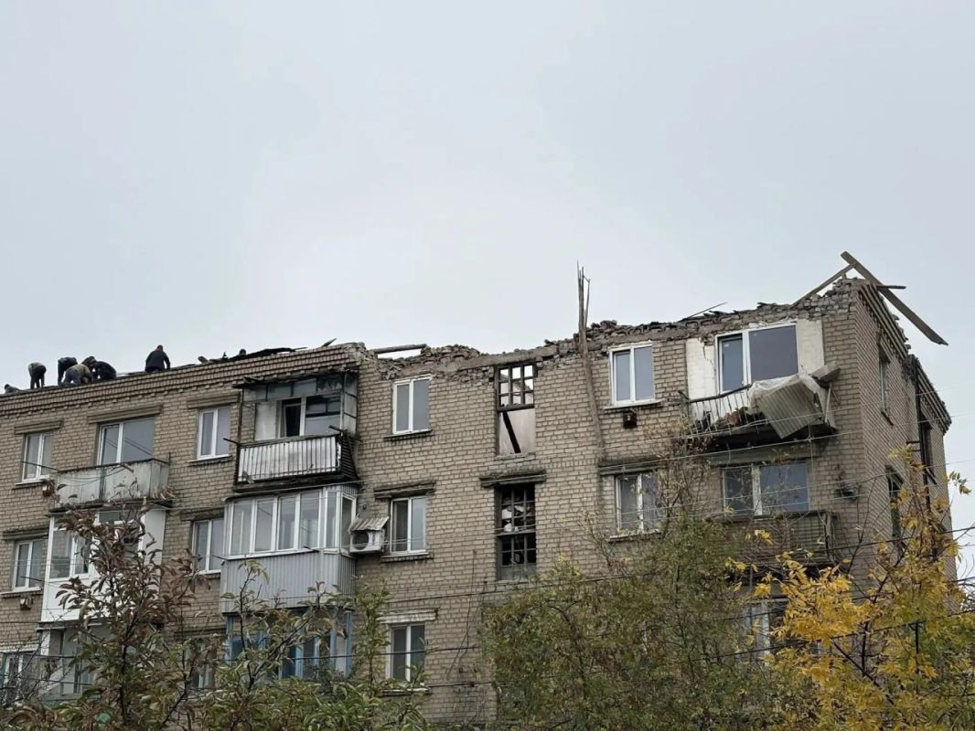 БПЛА ударил по многоэтажке в Красном Луче — обрушился подъезд, под завалами оказалась женщина