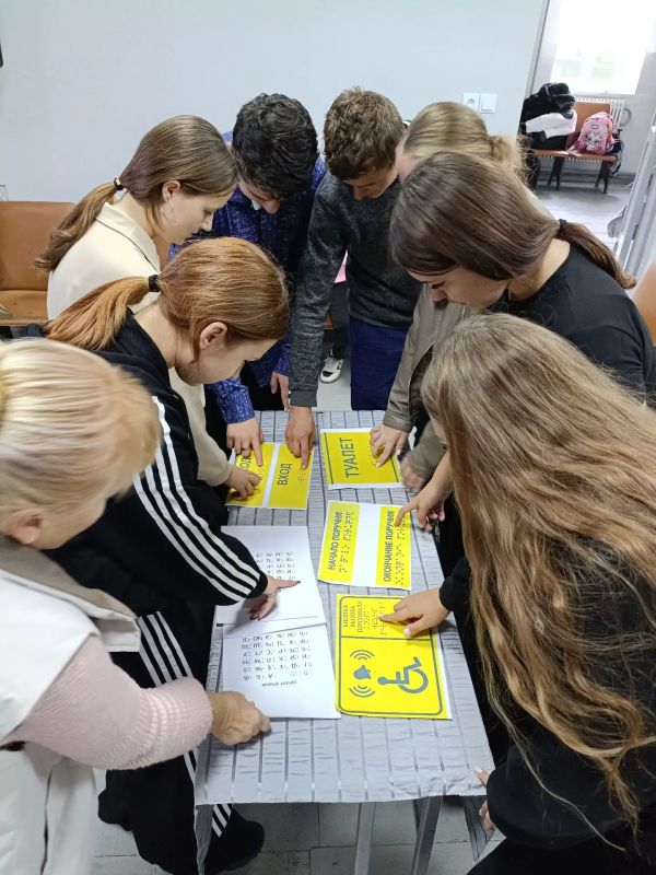 В пгт. Хрустальное состоялся клубный час «Видеть сердцем», посвящённый Дню белой трости