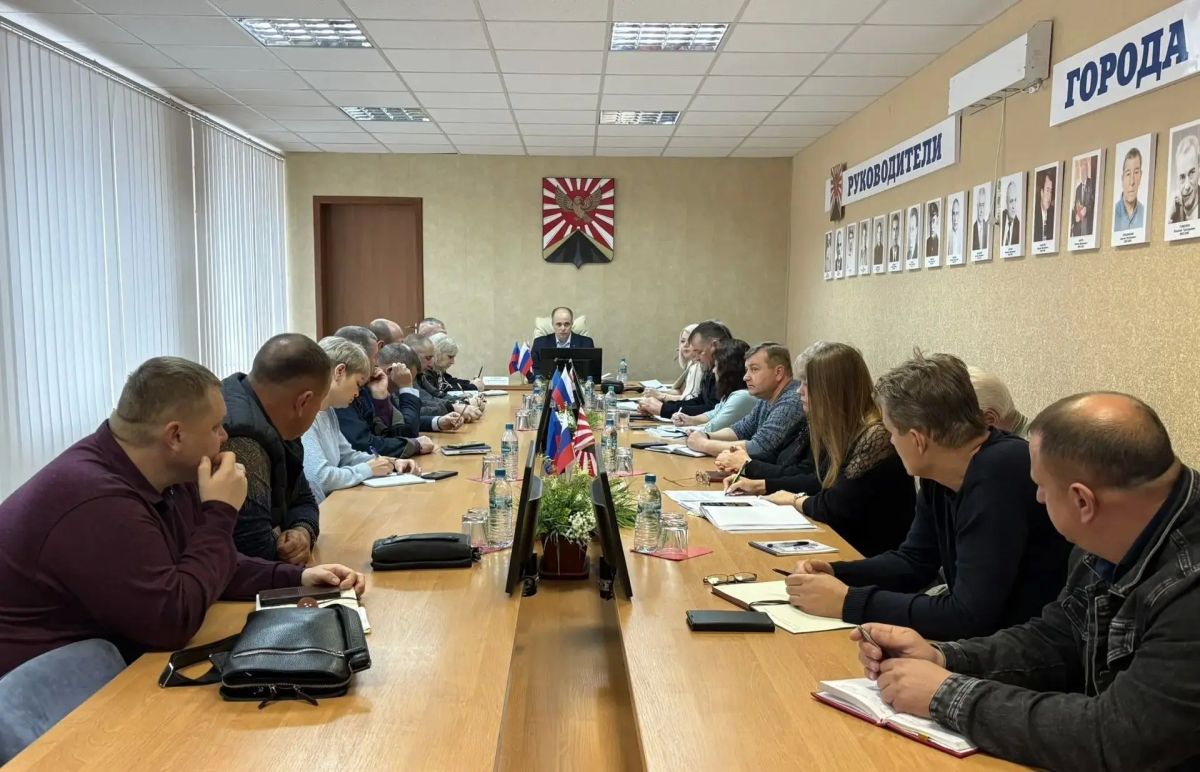 В Администрации городского округа муниципальное образование городской округ город Красный Луч прошло заседание комиссии по предупреждению и ликвидации чрезвычайных ситуаций и обеспечению пожарной безопасности