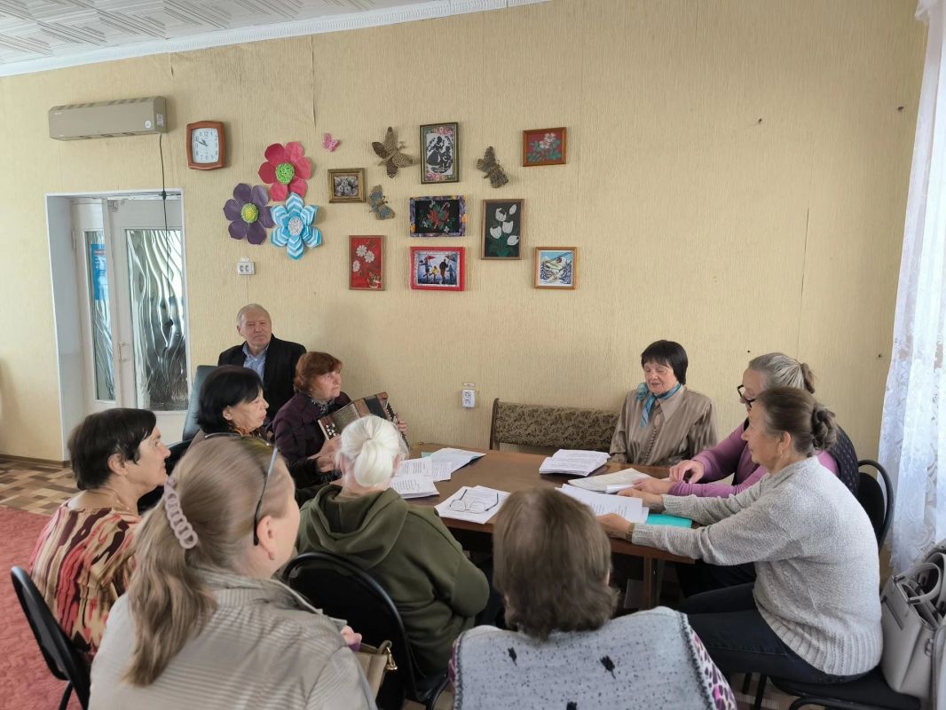 В Первомайском центре социального обслуживания населения (КЦСОН), в рамках работы Университета третьего возраста, состоялось занятие «Литературно-музыкального» факультета отделения дневного пребывания