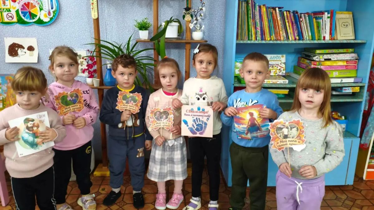 В преддверии праздника "День отца" воспитанники ГБОУ ЛНР "УВК " Росток" изготовили открытки для своих пап
