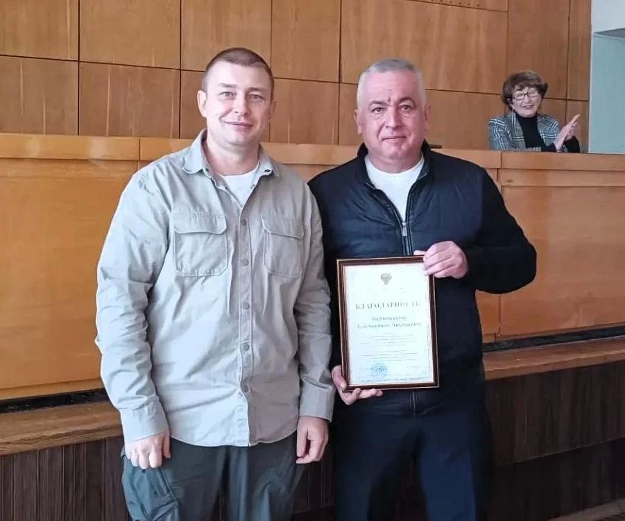 Врип Главы города Рубежное Евгений Шаталин вручил благодарность начальнику управления жилищнокоммунального хозяйства Администрации города Рубежное Константину Мартовицкому от имени Федеральной службы по экологическому...