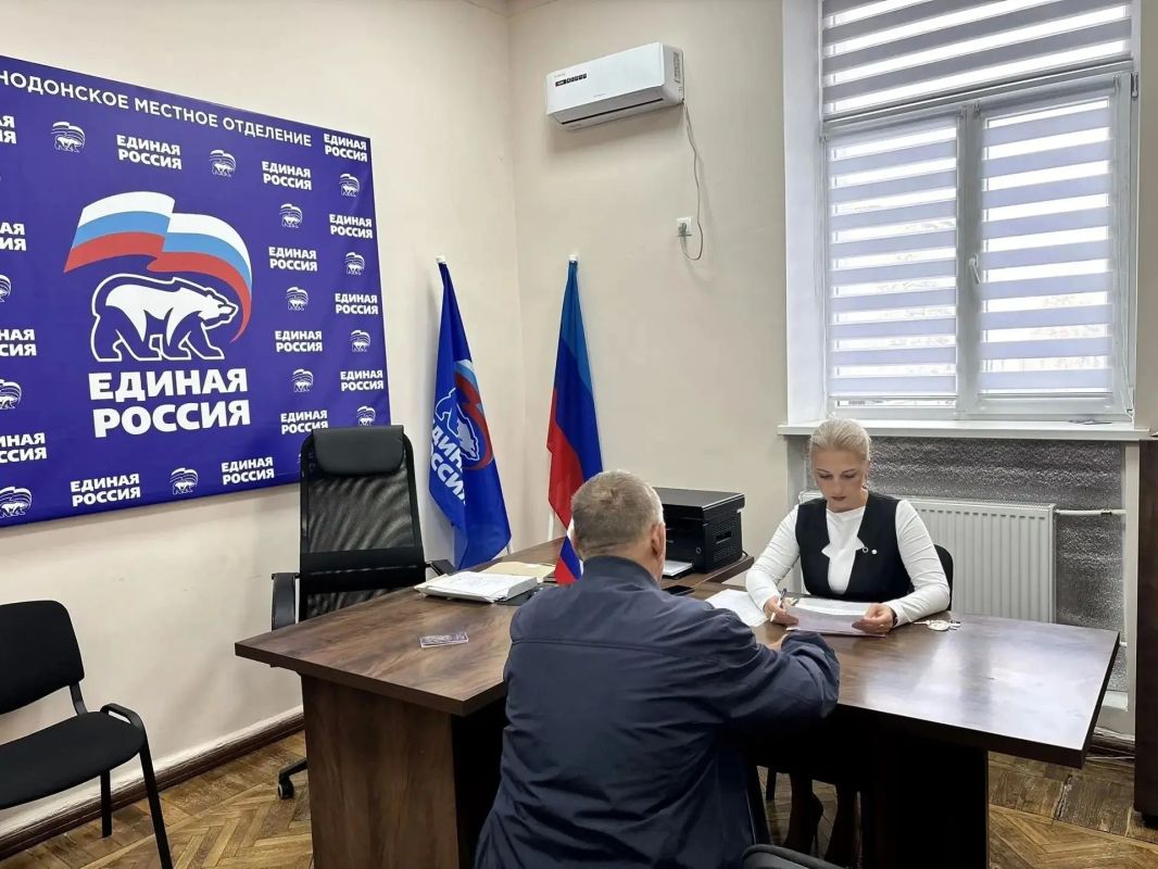 Сегодня в местной общественной приемной партии «Единая Россия» состоялся очередной прием граждан, в ходе которого жители смогли напрямую обсудить насущные вопросы