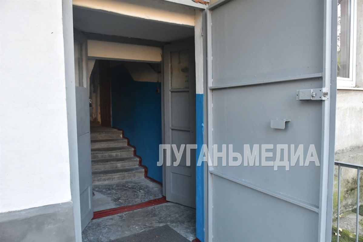 В Лутугино продолжается текущий ремонт входных групп МКД