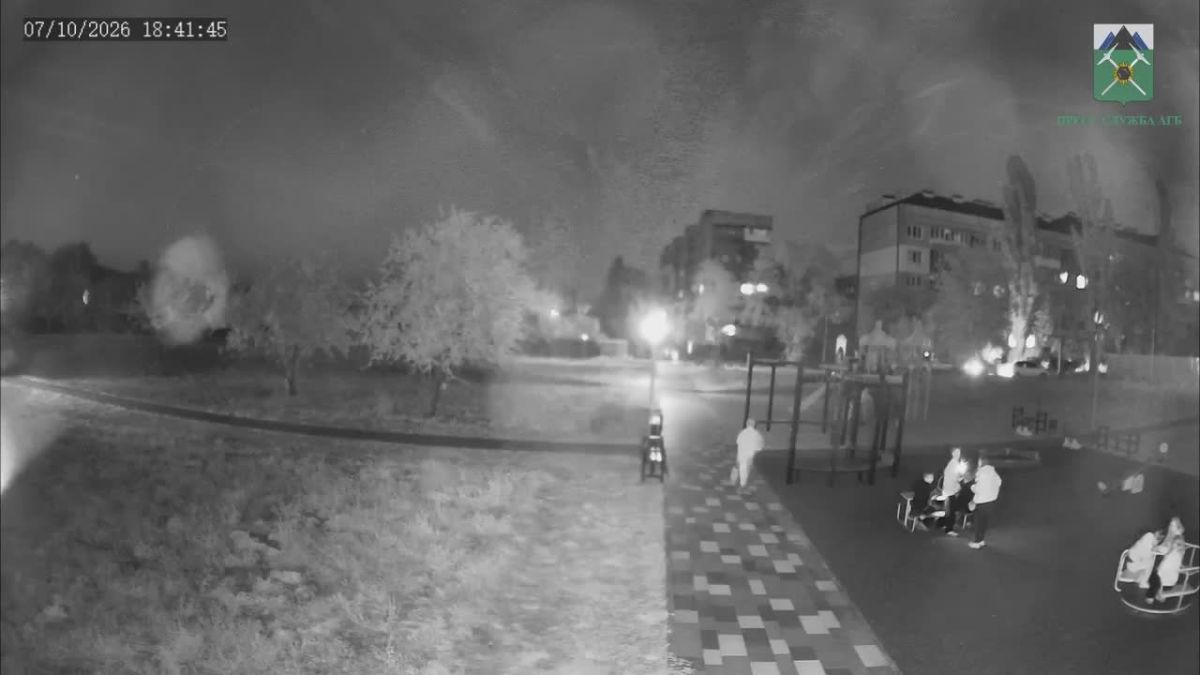 Малолетние вандалы сломали новые качели на детской площадке в Брянке