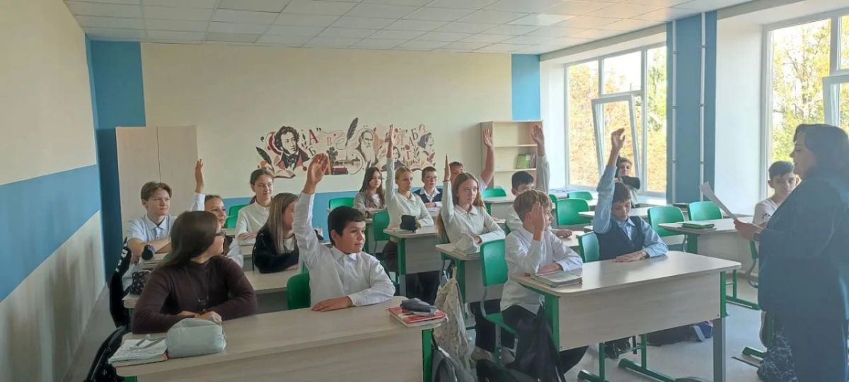 Вчера после масштабного капитального ремонта Краснодонский учебно-воспитательный комплекс имени С.Г. Тюленина вновь распахнул свои двери, чтобы принять учеников на занятия
