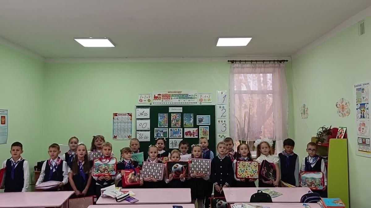 «Чужих детей не бывает»: первые канцелярские наборы от Алтайского края вручены детям Славяносербщины