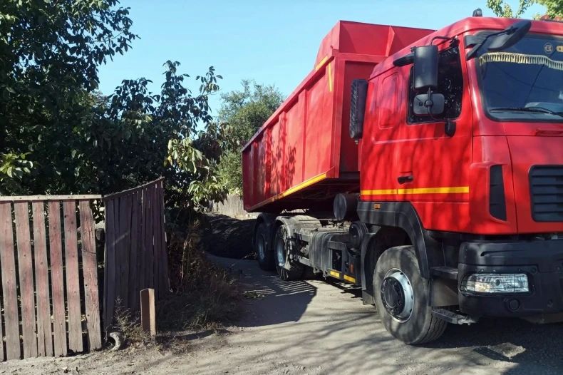 В пгт Комсомольский провели планировку одной из улиц