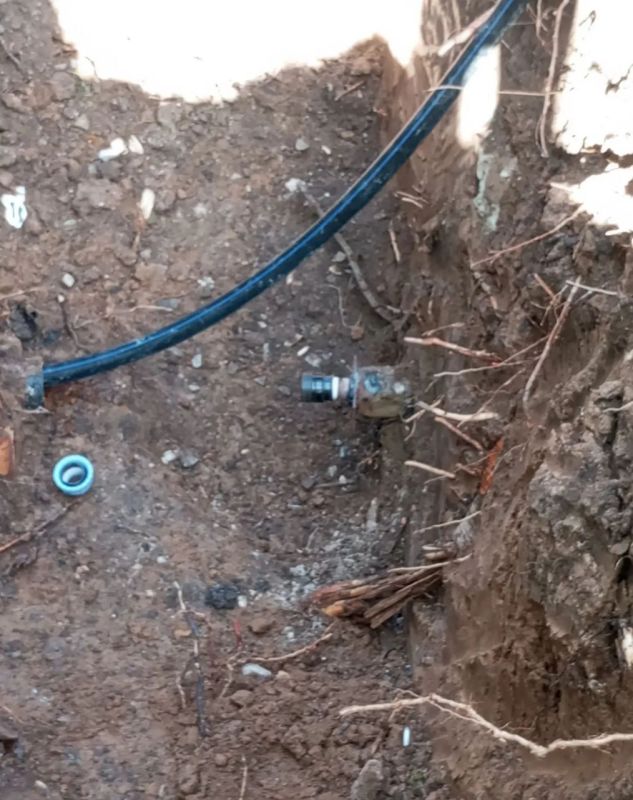 Специалисты Молодогвардейского участка Краснодонского департамента филиала ГУП ЛНР «Лугансквода» продолжают работы по обслуживанию и ремонту городских сетей водоснабжения и водоотведения