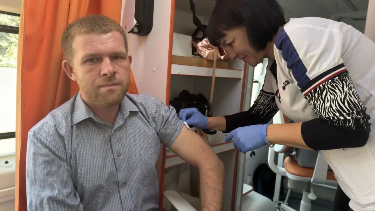 Специалисты Славяносербской ЦРБ активно проводят вакцинацию жителей Славяносербского МО против гриппа и COVID-19