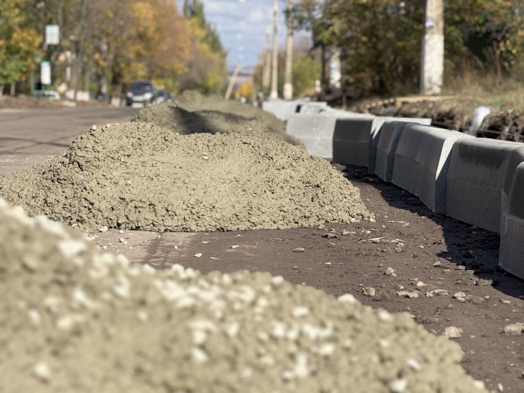 В Молодогвардейске продолжается масштабное благоустройство: на улице Земнухова смонтировали около полукилометра бордюров