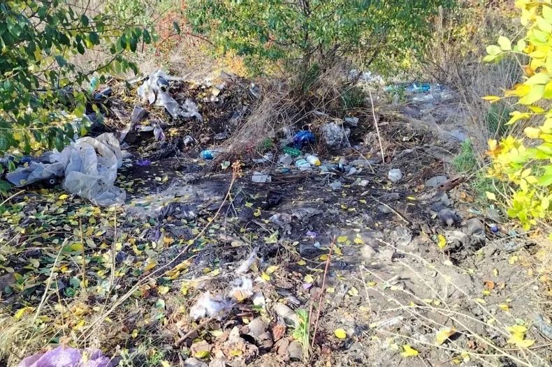 Осенняя уборка свалок в пгт Шахтёрский продолжается