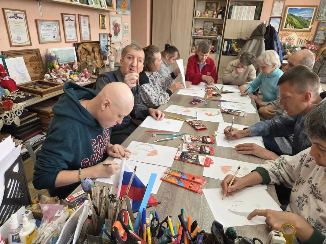 В Перевальском ДК прошло творческое занятие для подопечных психоневрологического диспансера