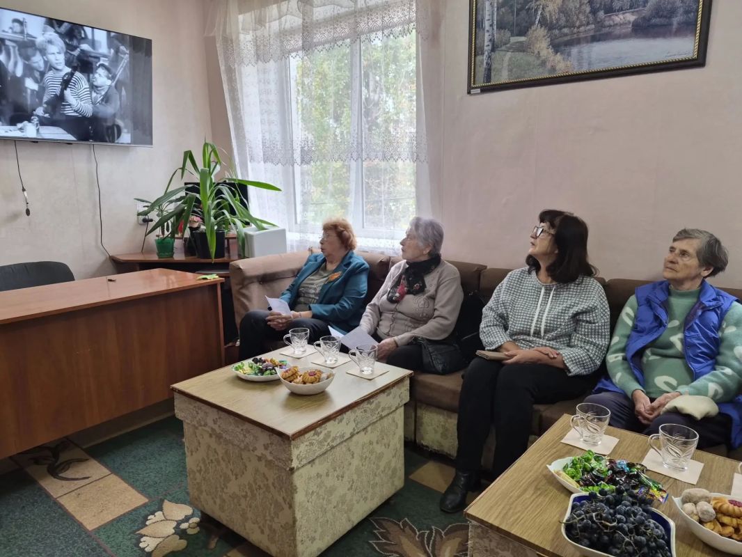 В Лутугинской центральной районной библиотеки состоялся музыкально-литературный час «Я люблю тебя, жизнь»