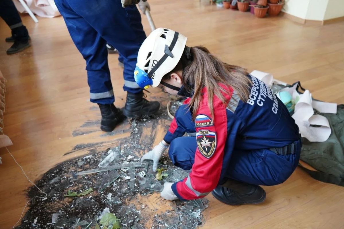 Добровольцы закрыли 67 оконных проёмов в повреждённом здании Луганска