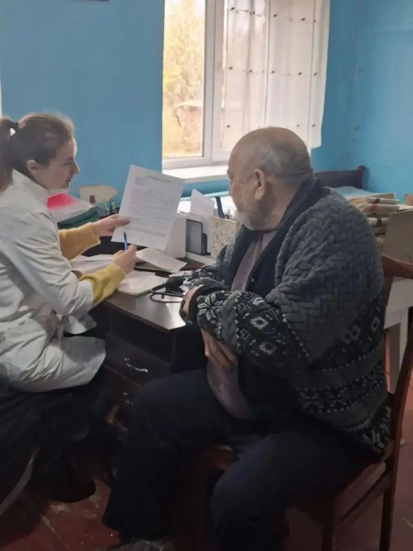 Медицина рядом: специалисты Славяносербской ЦРБ провели плановый выездной прием в селе Крымское