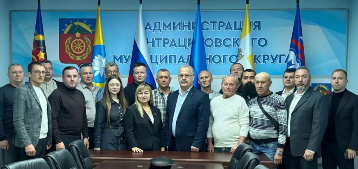 В преддверии Дня работника автомобильного и городского пассажирского транспорта совместно с коллегами поздравил работников и ветеранов отрасли с их профессиональным праздником
