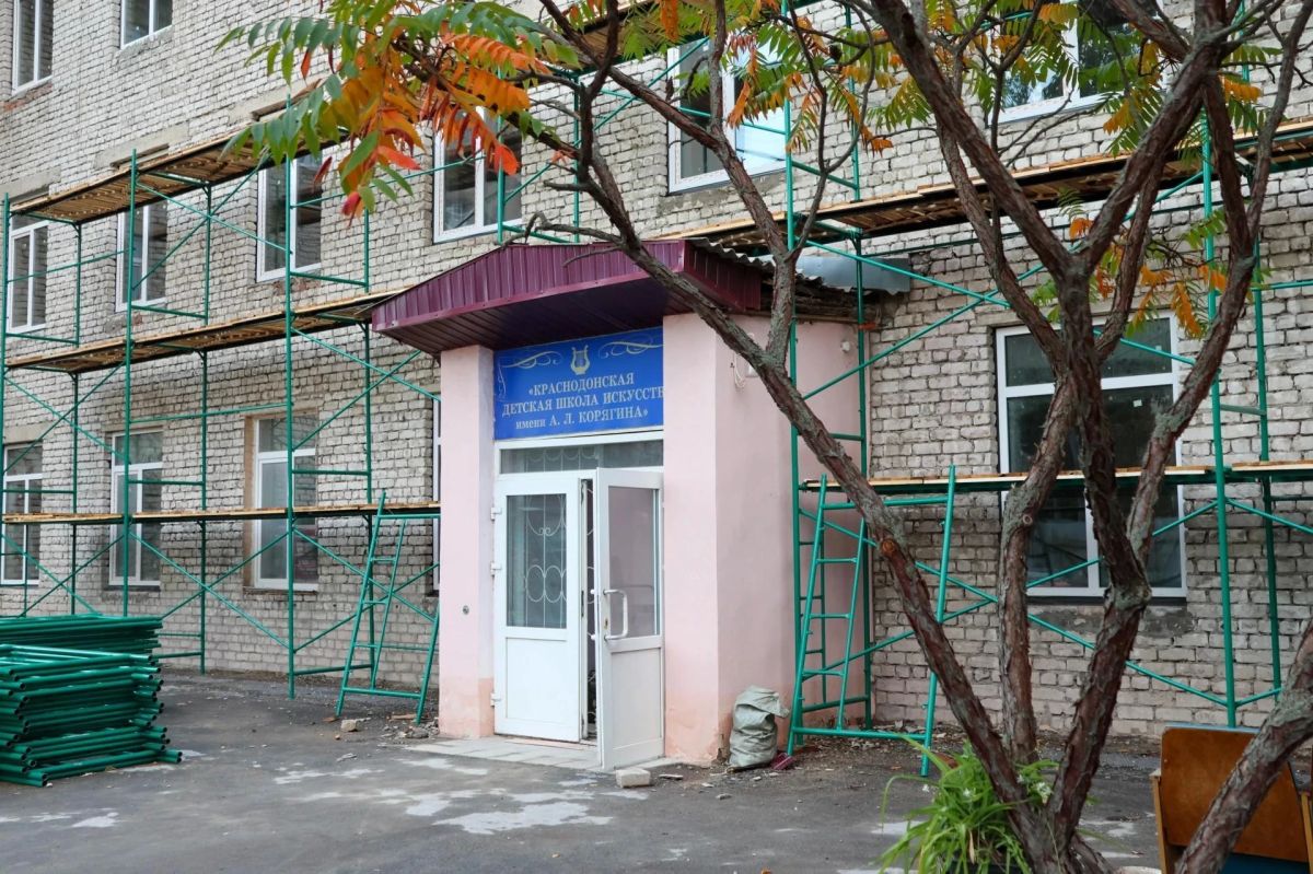 Вместе с министром культуры ЛНР Романом Олексиным проверили ход капитального ремонта детской школы искусств имени А. Л. Корягина в городе Краснодоне