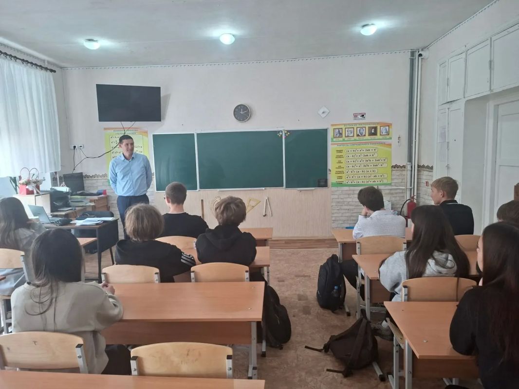 Наше завтра зависит от нас сегодня»: в Ровеньковской школе № 6 им. полковника О. В. Анащенко прошёл открытый диалог с молодёжью